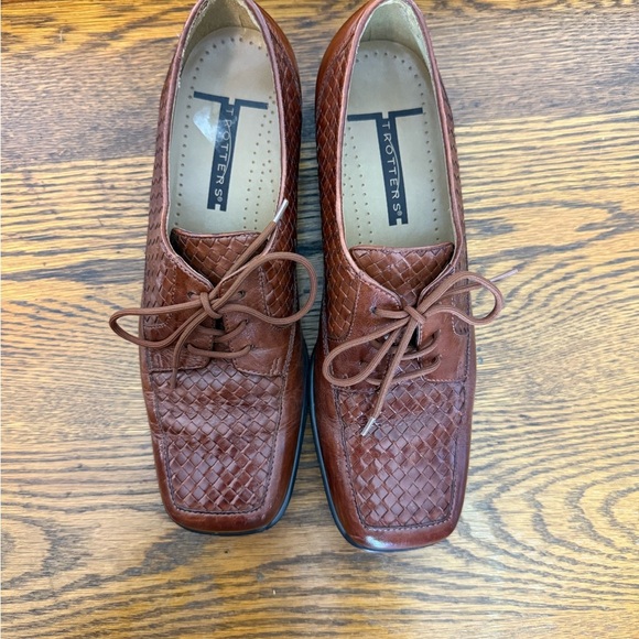 Women’s Trotters Lizzie Herringbone Woven Leather Lace-up Oxfords - Picture 3 of 9